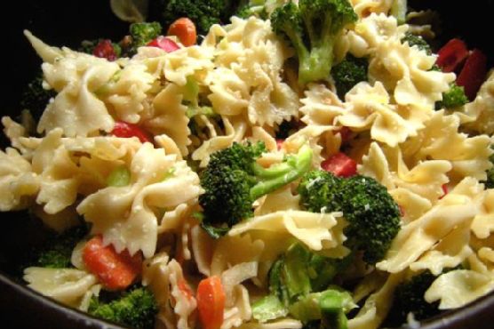 Farfalle with broccoli, carrots and tomatoes