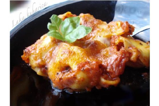 Baked tortellini in red sauce