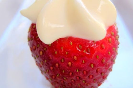 Cannoli cream-filled strawberries