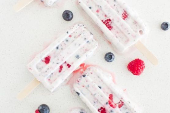 Berry frozen yogurt popsicles