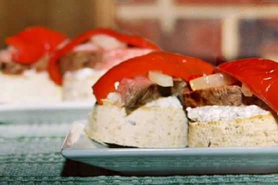 Steak and pepper rounds with rose horseradish garlic creme sauce