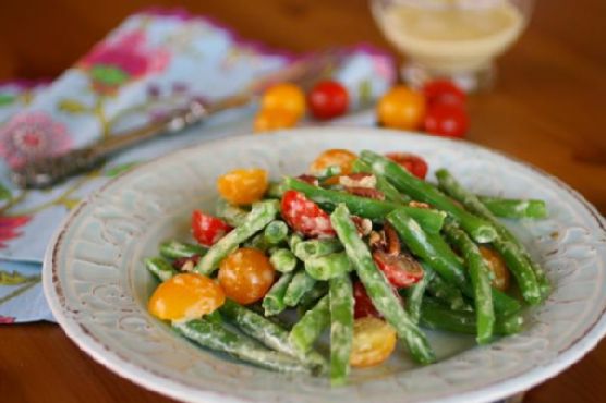 Fresh green bean and tomato salad with creamy garlic dressing