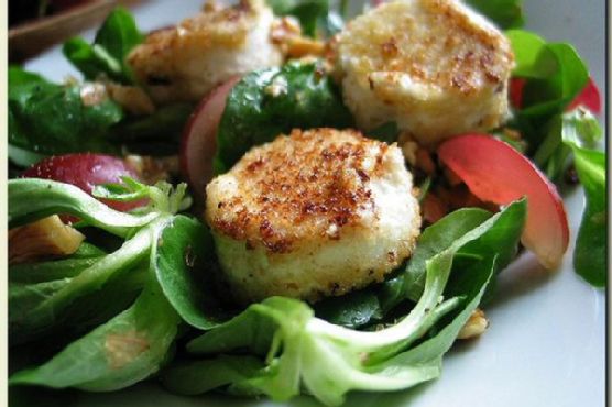 Warm goat cheese salad