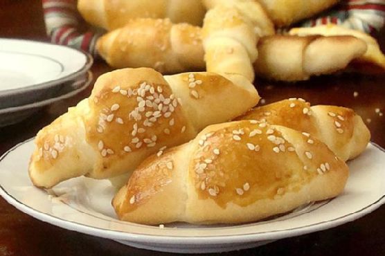 Croissants with sesame seeds (kifli)