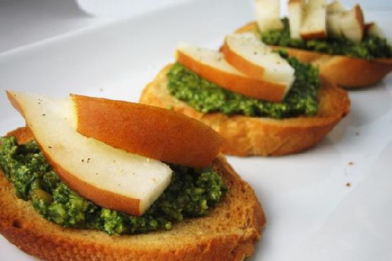 Pear and pesto crostini