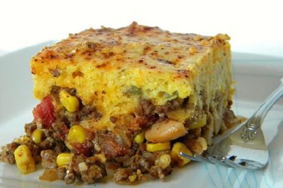 Chili pie with cornbread crust