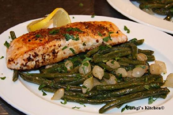 Green beans with pearl onions and salmon