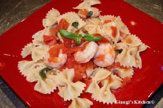 Farfalle with shrimps, tomatoes basil sauce