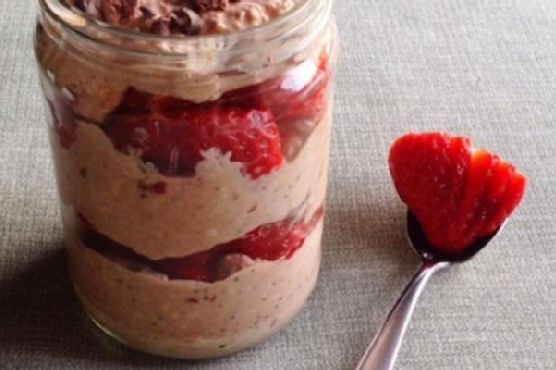 Chocolatey overnight oats with strawberries