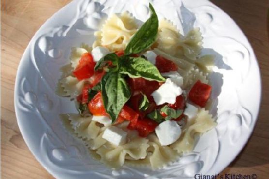 Farfalle with fresh tomatoes, basil and mozzarella