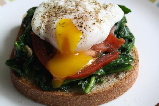 Poached egg spinach tomato