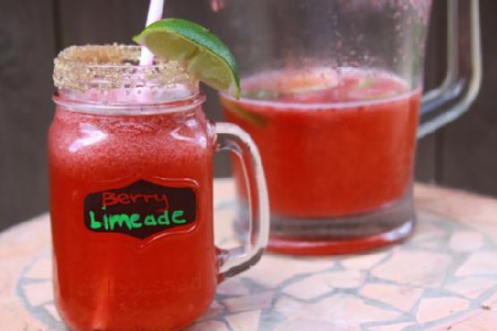 Refreshing strawberry limeade