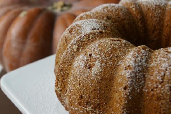 Vegan pumpkin bundt cake