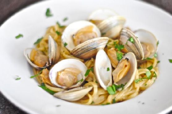 Linguine and clams in white wine sauce