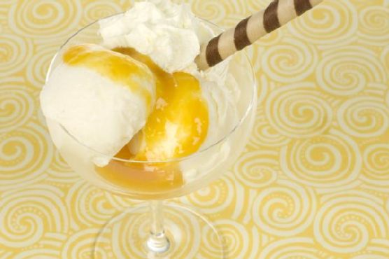 Cheesecake ice-cream with mango syrup