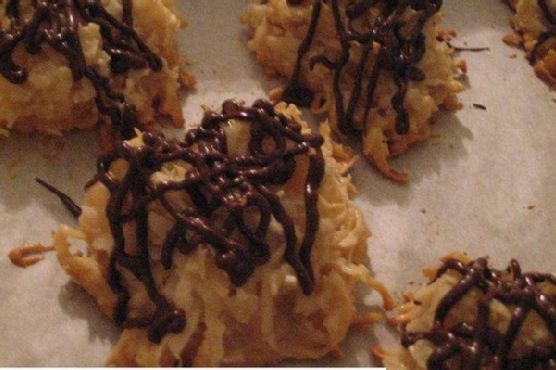 Coconut macaroons with chocolate drizzle