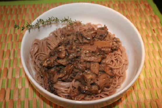 Creamy mushrooms over soba noodles (vegan)