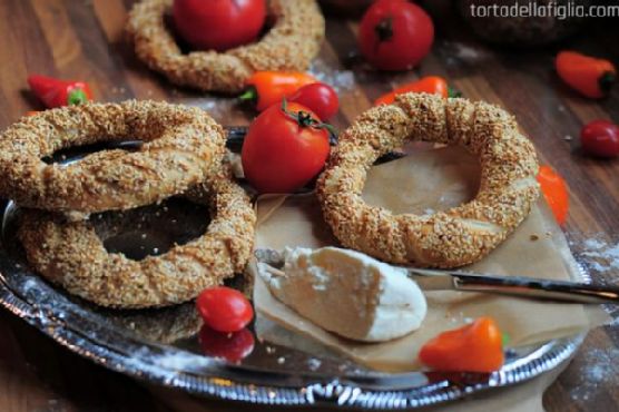 Simit (turkish circular bread)