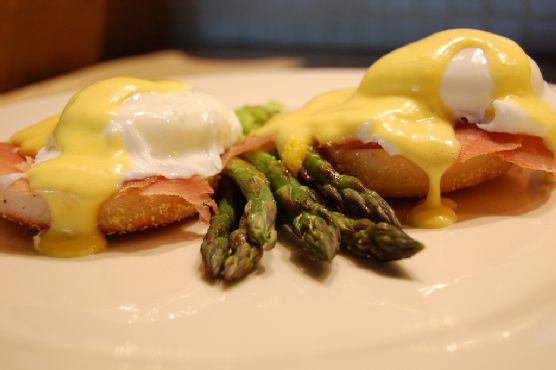 Asparagus eggs benedict