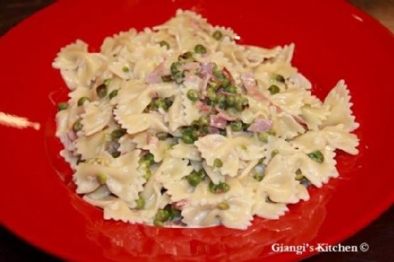 Farfalle with peas, ham and cream