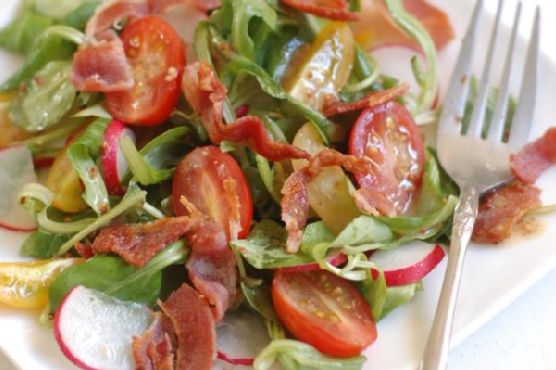 Lamb’s lettuce & crispy bacon salad