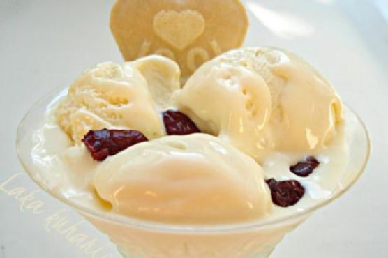 White chocolate-cranberry ice cream