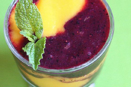 Mango-berry swirled smoothies