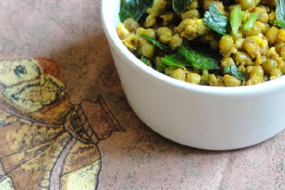 Gujarati dry mung bean curry