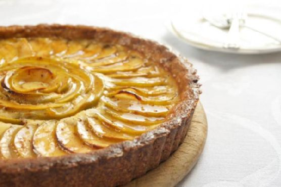 Apple-cheesecake tart with salted caramel glaze