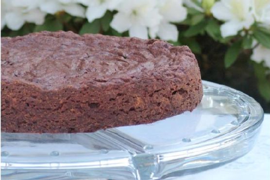 Flourless chocolate cake with chai whipped cream