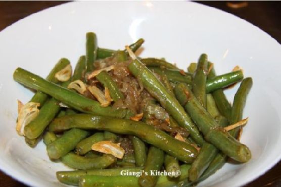 Green beans with garlic chips