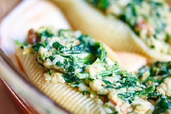 Cheesy spinach stuffed shells