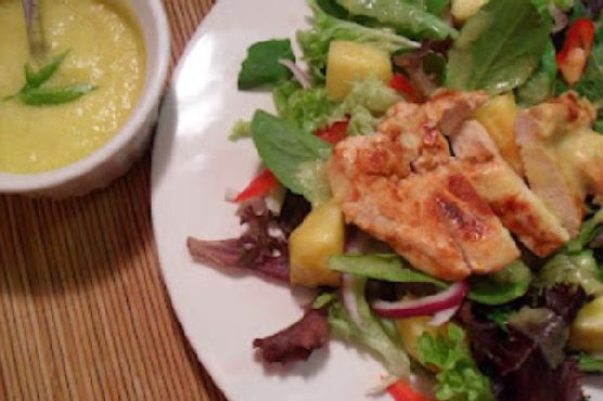 Chicken and spring mix salad with spicy pineapple dressing