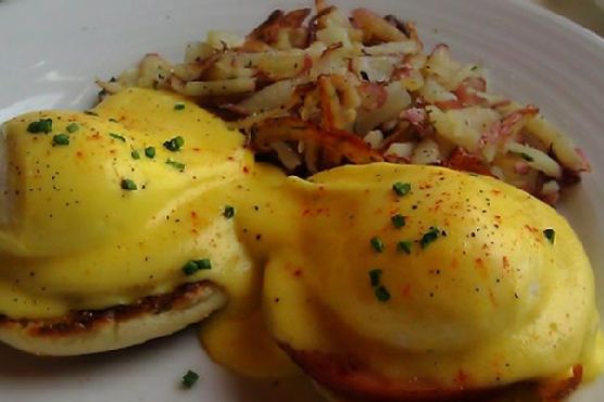 Classic eggs benedict