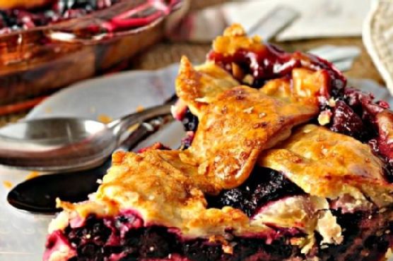 Blackberry pie cobbler