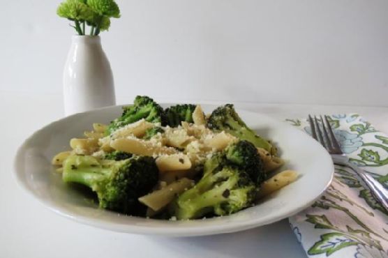 Penne pasta with broccoli and cheese